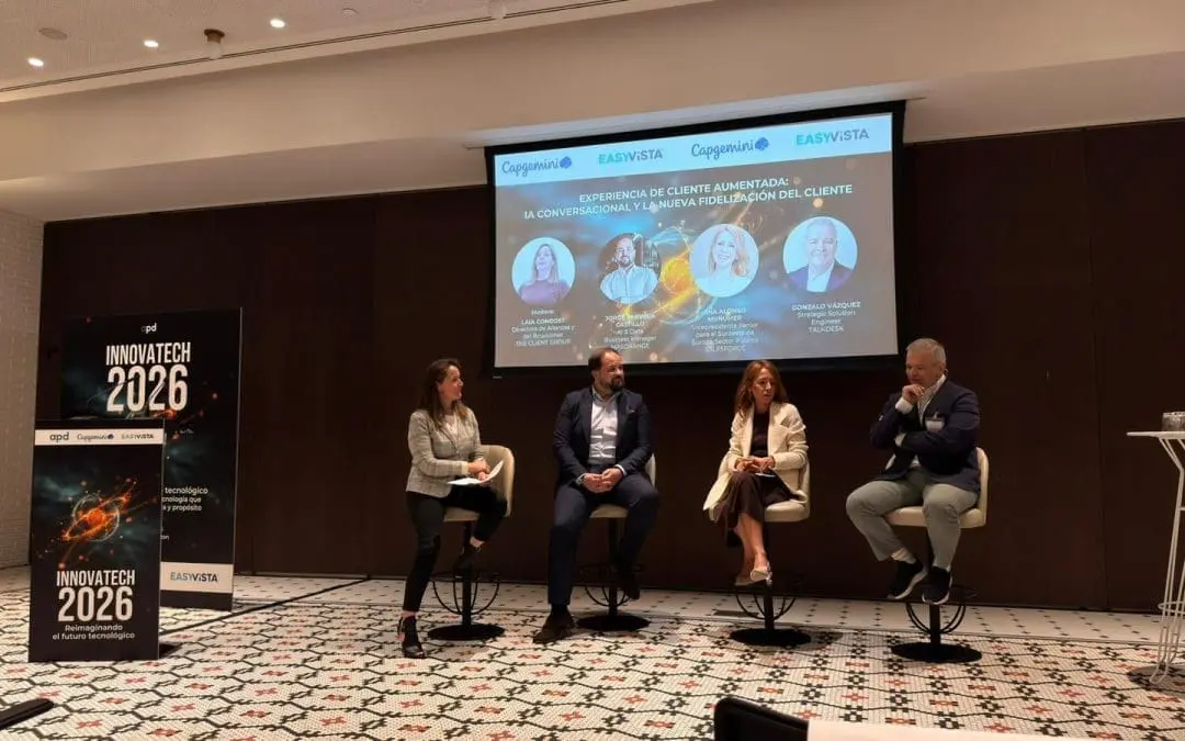 Panel de discusión en Innovatech 2026 sobre experiencia del cliente aumentada y fidelización con IA, moderado por Laia Consost de The Client Group