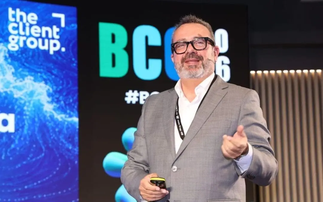 CEO dando una ponencia sobre liderazgo y transformación empresarial